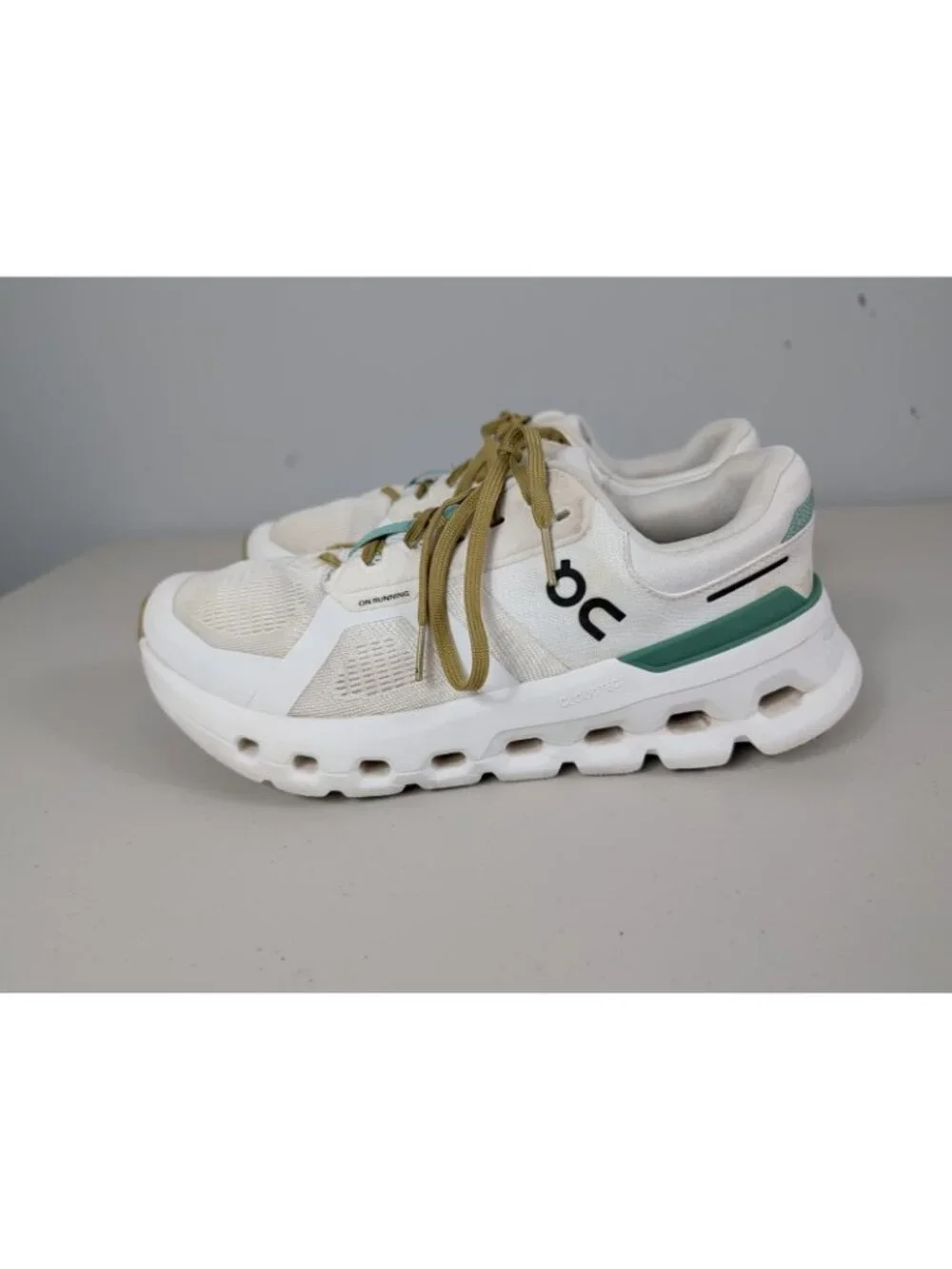 On cloud cloud runner2 undyed green, white running shoes women's size 9.5